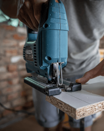 Decoupeerzaag in gebruik uit de afbouwbox van BouwBoxOnline – perfect voor nauwkeurige zaagsneden in hout en plaatmateriaal.
